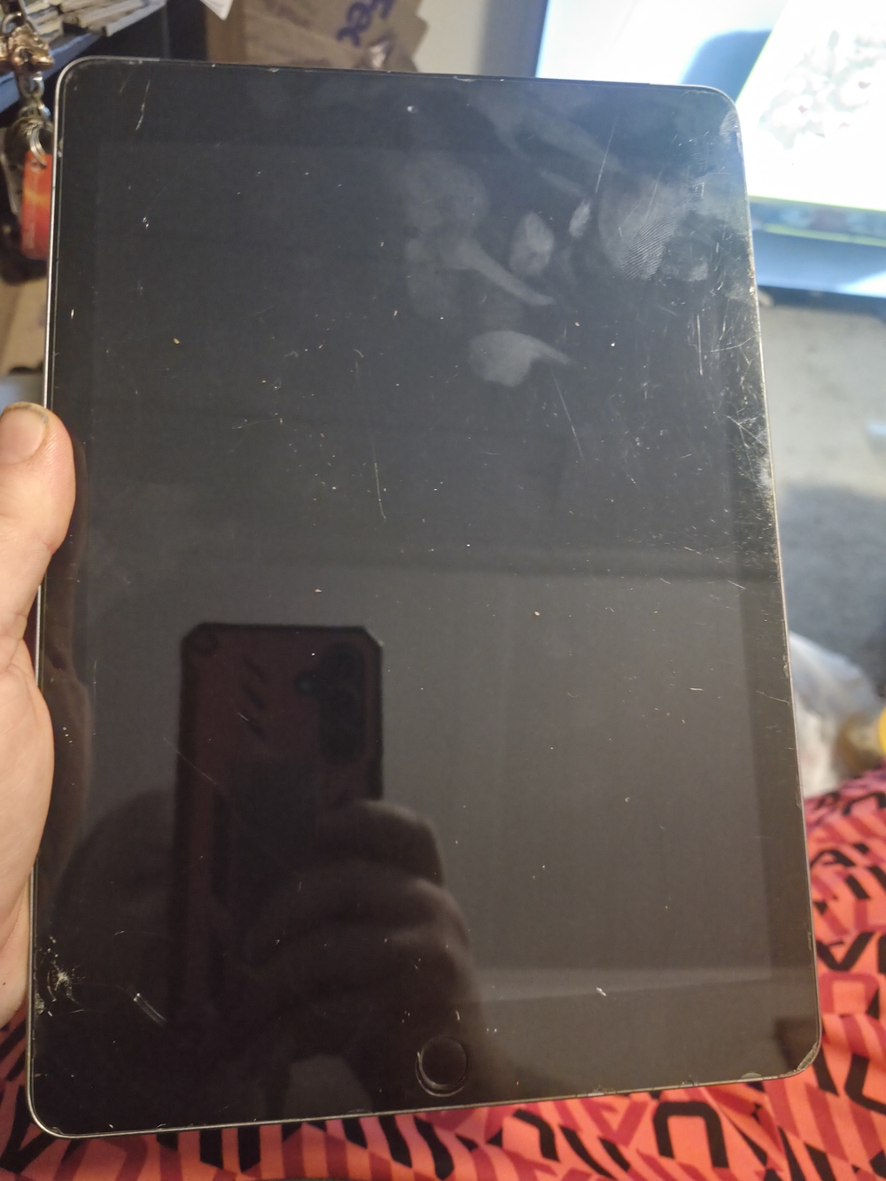 2018 Apple iPad 6th Generation Wi-Fi + Cellular, 9.7-inch For Parts Only